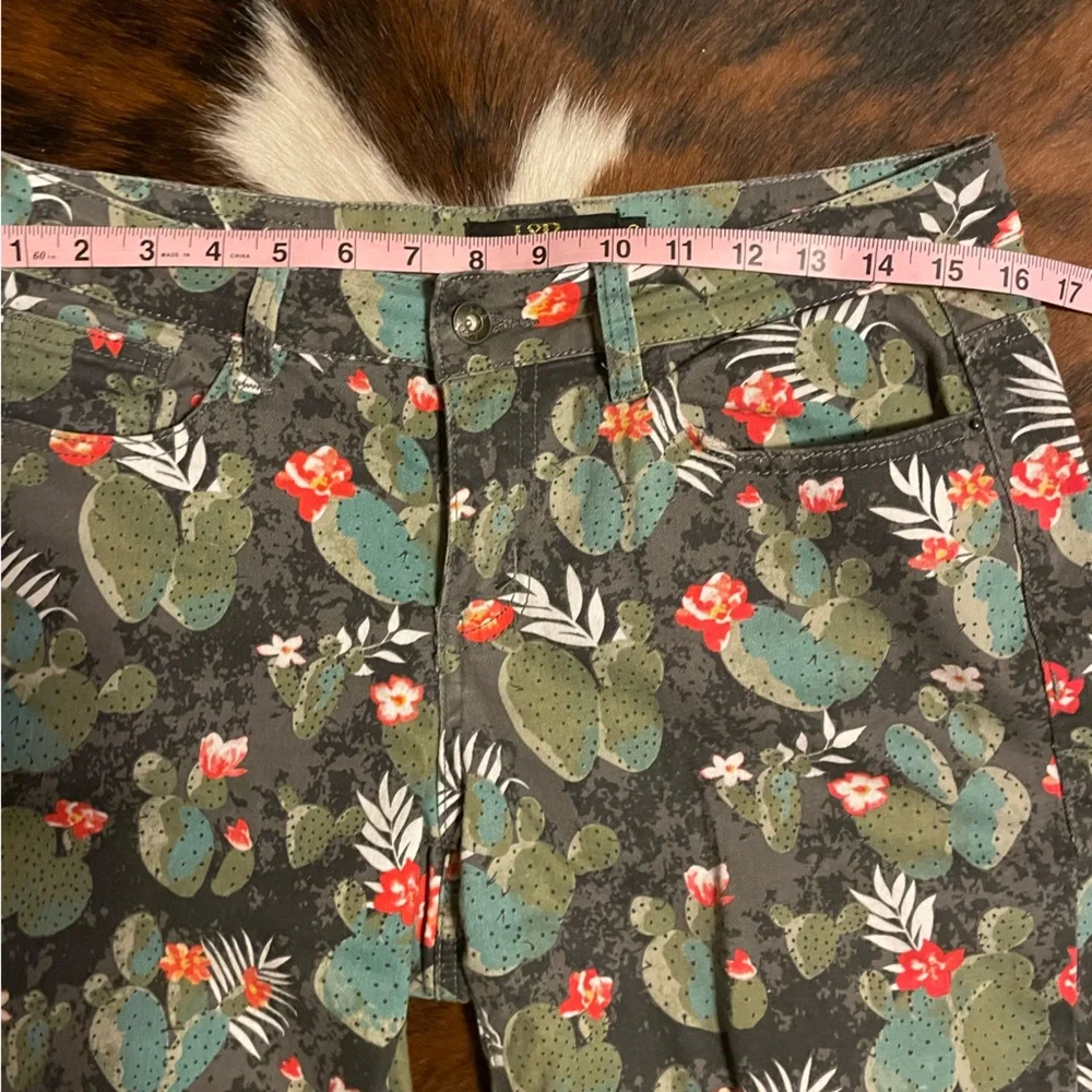 L&B Women’s Black Floral Cactus Print Jeans - Picture 6 of 7